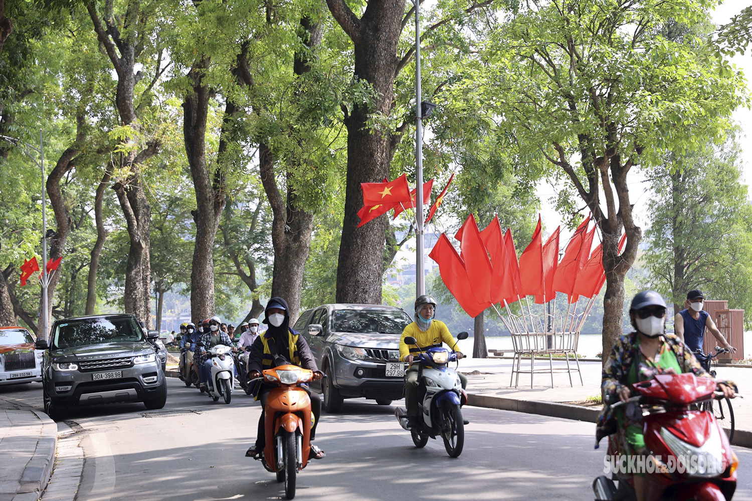 Hà Nội rực rỡ cờ hoa kỷ niệm 133 năm Ngày sinh Chủ Tịch Hồ Chí Minh - Ảnh 12.