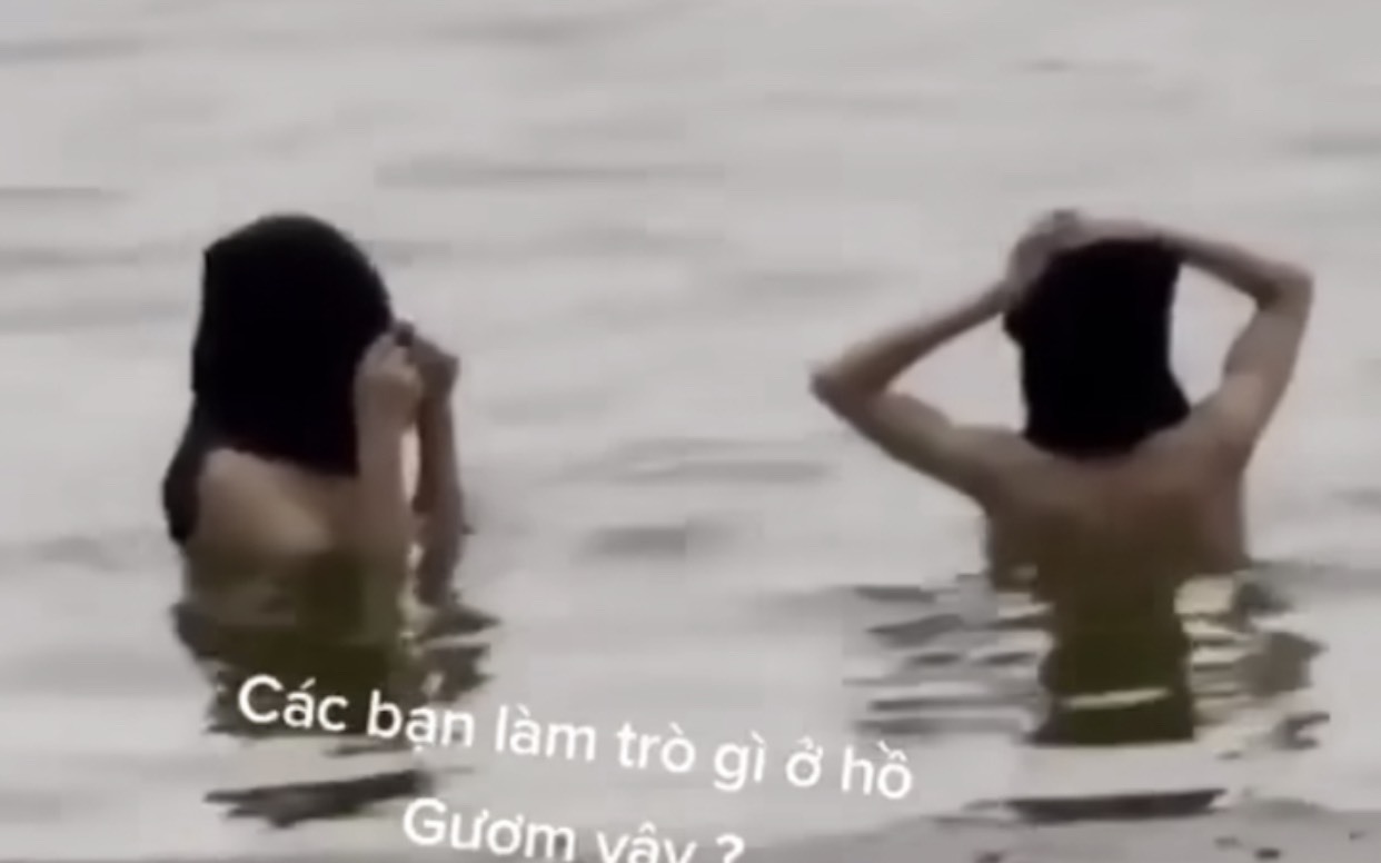 Xác minh clip 2 cô gái "tắm tiên" ở Hồ Gươm