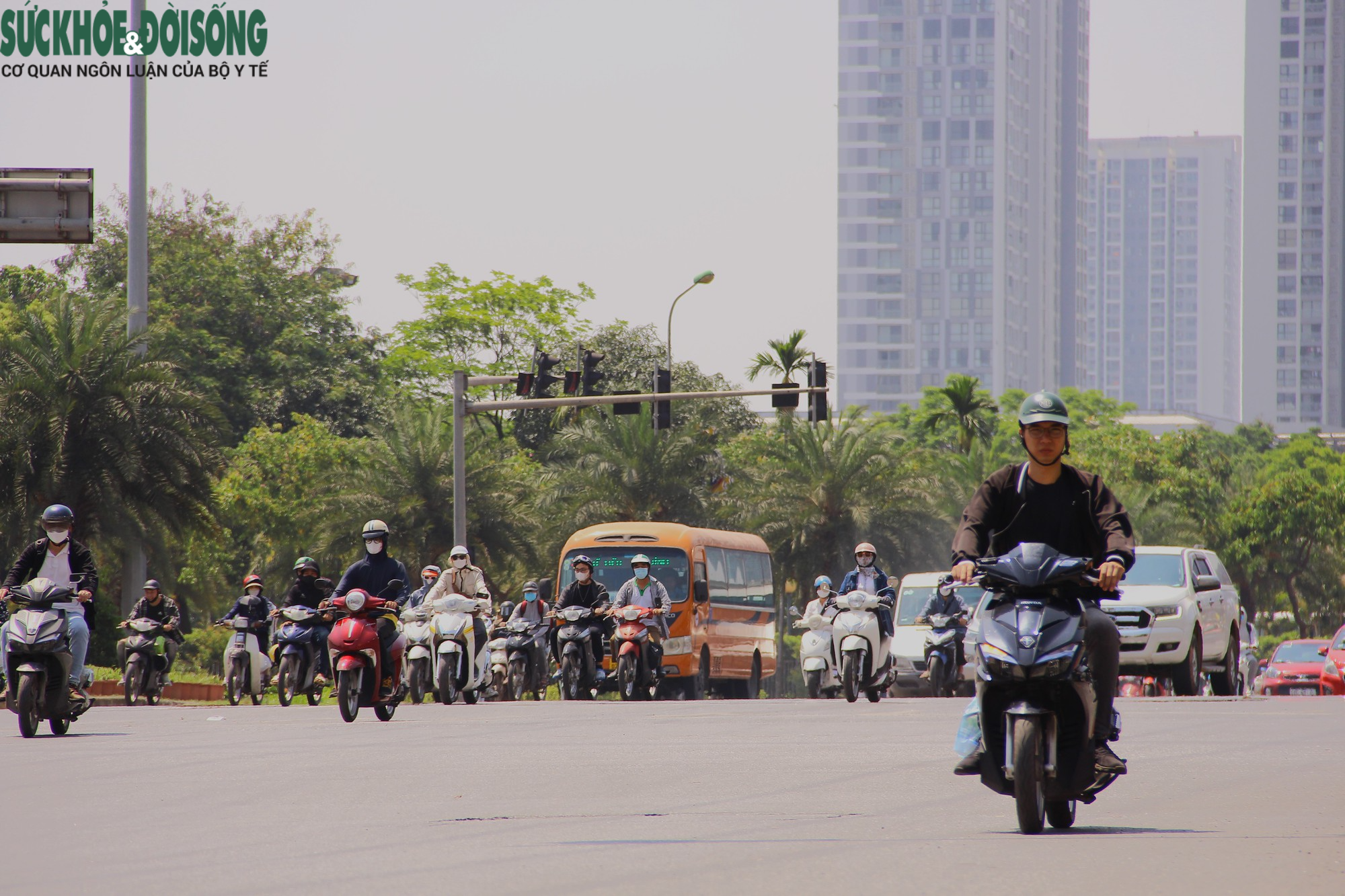 Lực lượng CSGT &quot;phơi mình&quot; dưới trời nắng 50 độ C &quot;cháy da, cháy thịt&quot; - Ảnh 13.