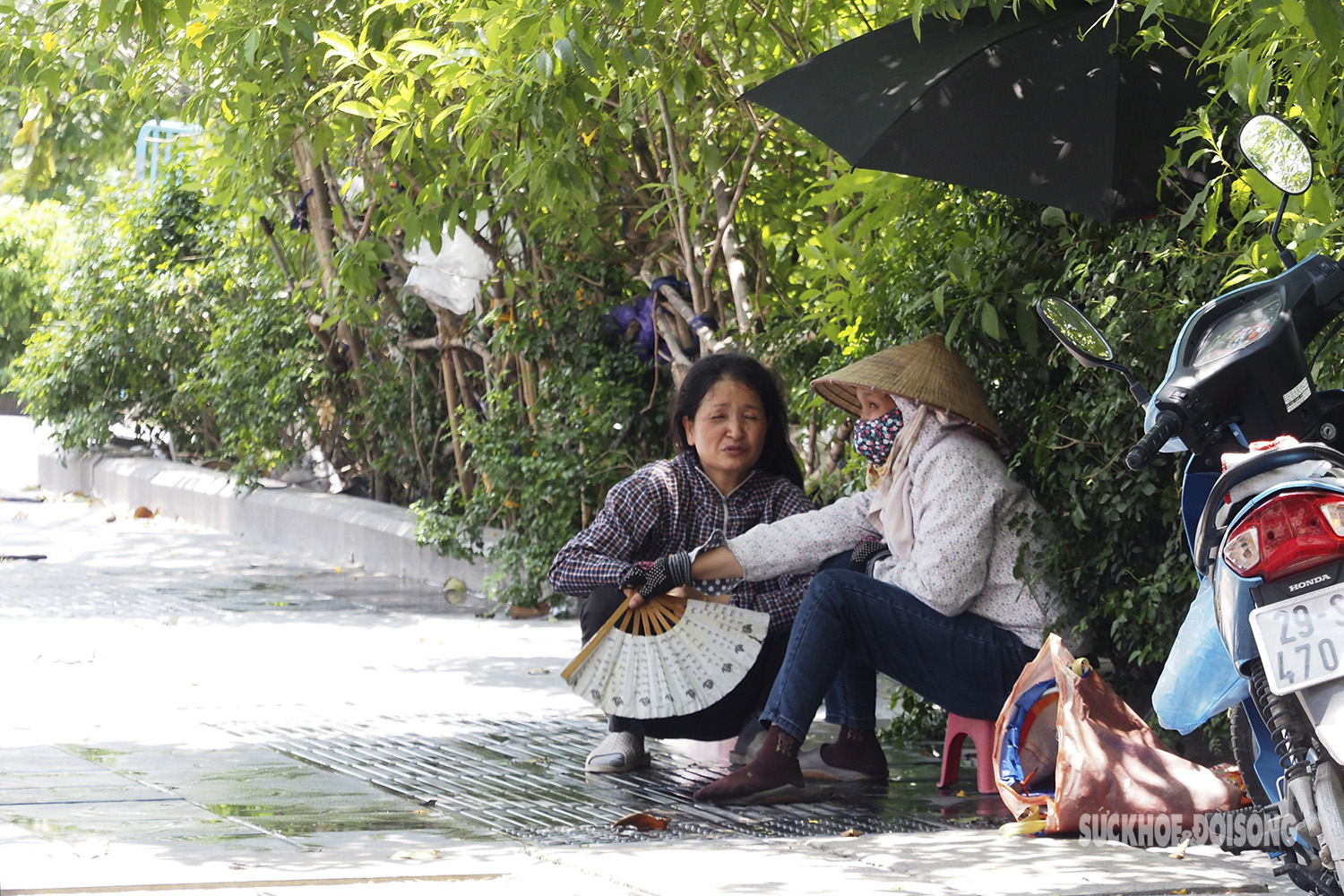 Nắng nóng, người dân Hà Nội vào công viên, gầm cầu &quot;chốn nắng&quot; - Ảnh 9.