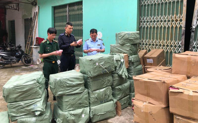 Kiểm tra đột xuất, phát hiện cửa hàng bán nhiều sản phẩm giả mạo thương hiệu nổi tiếng- Ảnh 2.