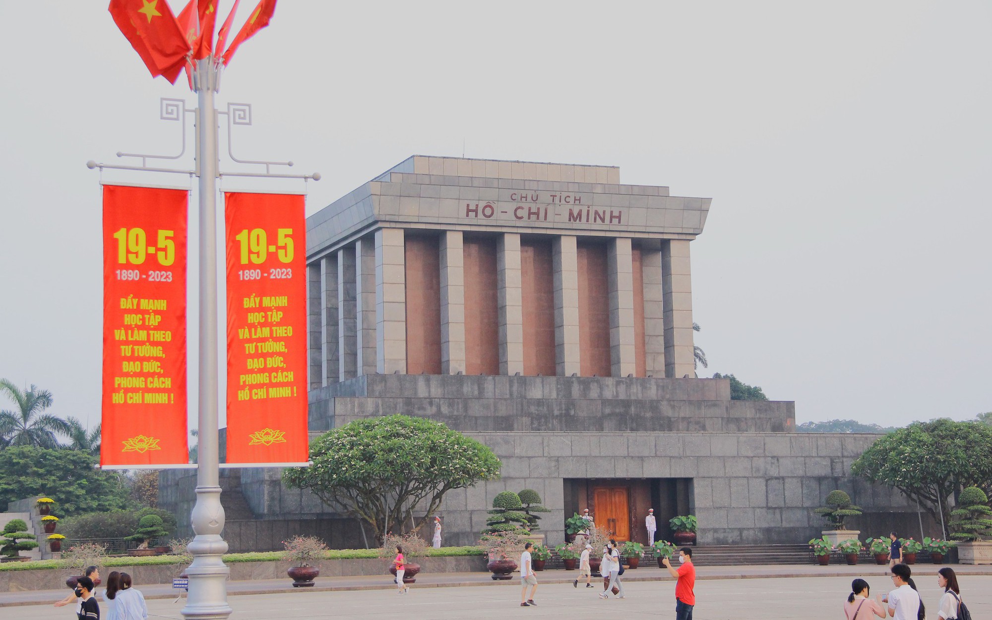 Xúc động lễ thượng cờ trong ngày sinh Chủ tịch Hồ Chí Minh
