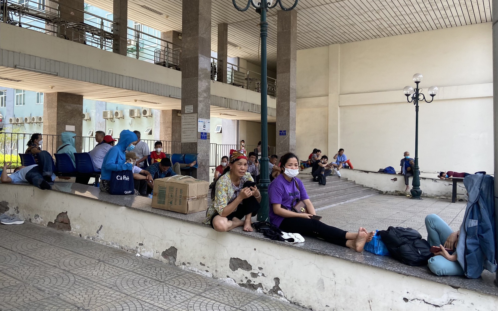 Bệnh nhân và người nhà vạ vật tìm chỗ trú trong những ngày nắng nóng cao điểm tại Hà Nội