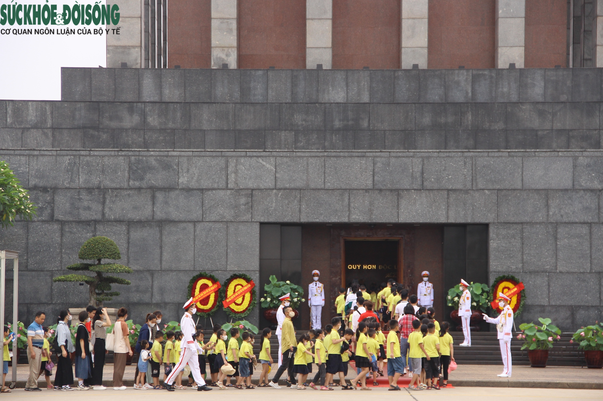 Nhân dân mọi miền tổ quốc về thăm Lăng Bác trong ngày sinh nhật Người người dân đội nắng - Ảnh 8.
