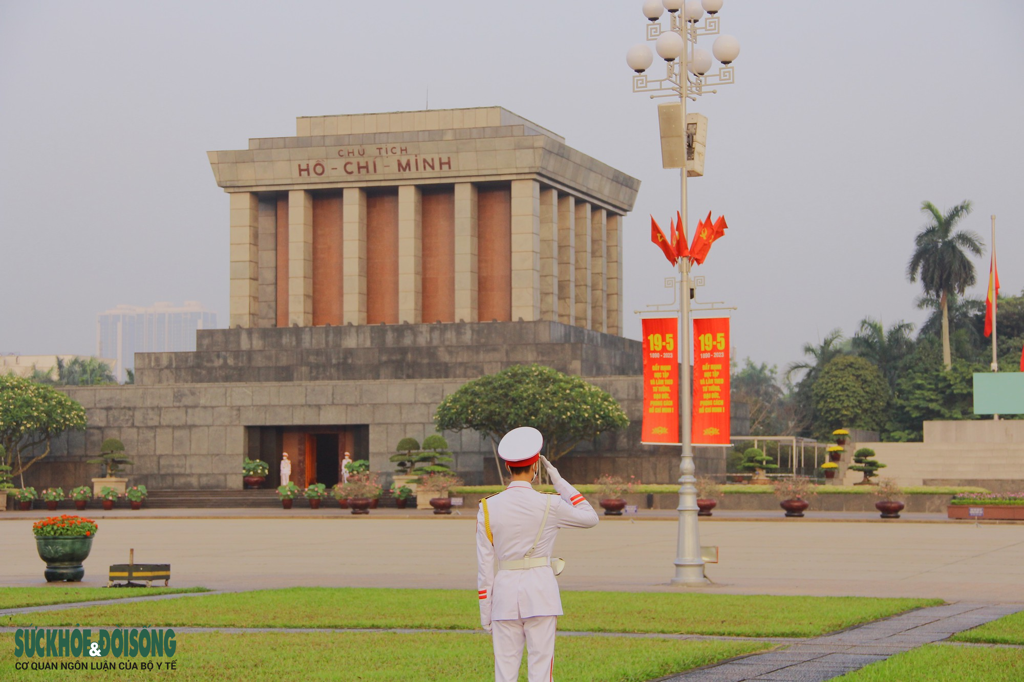 Xúc động lễ thượng cờ trong ngày sinh Chủ tịch Hồ Chí Minh - Ảnh 11.