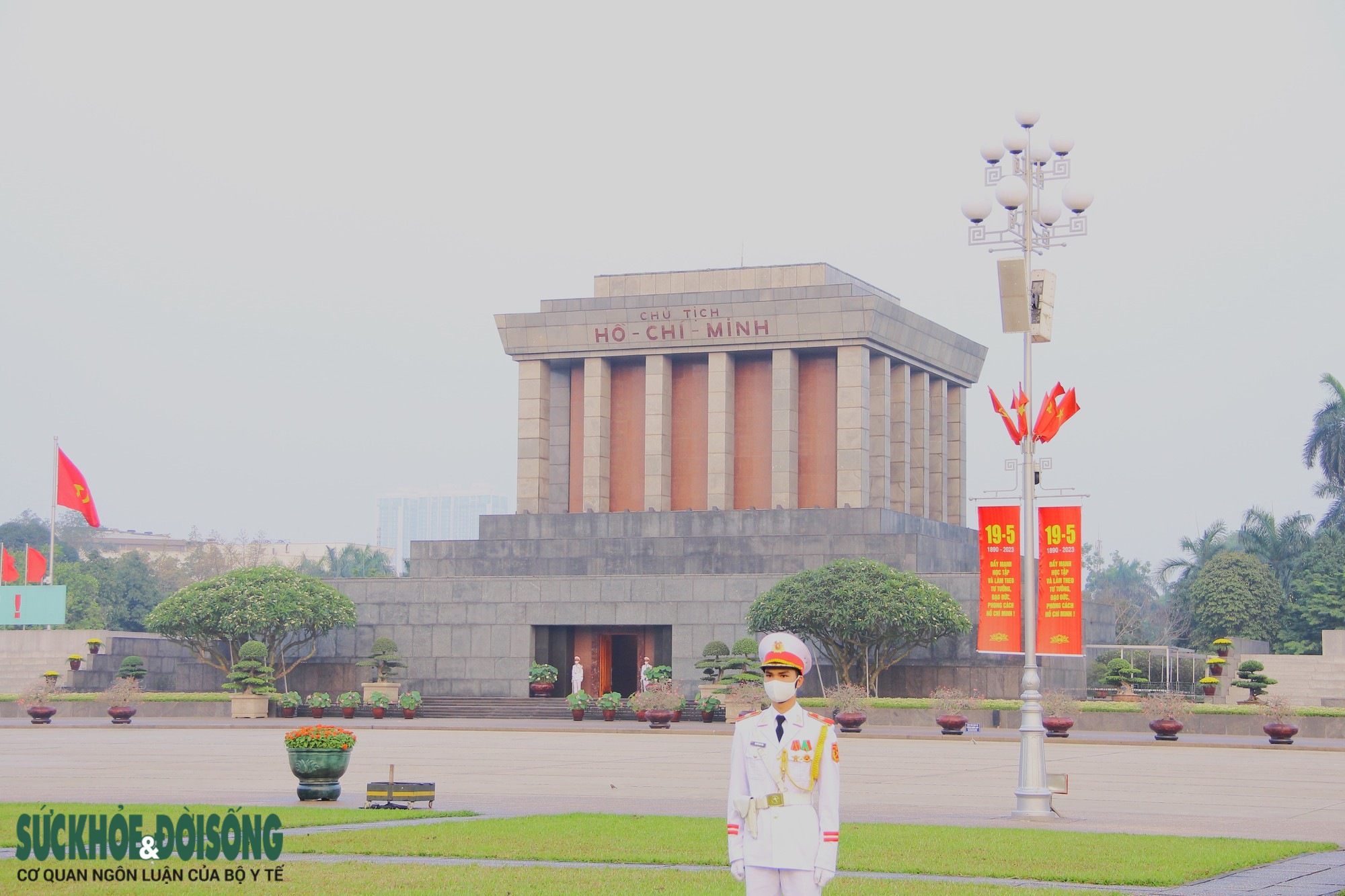 Xúc động lễ thượng cờ trong ngày sinh Chủ tịch Hồ Chí Minh - Ảnh 10.