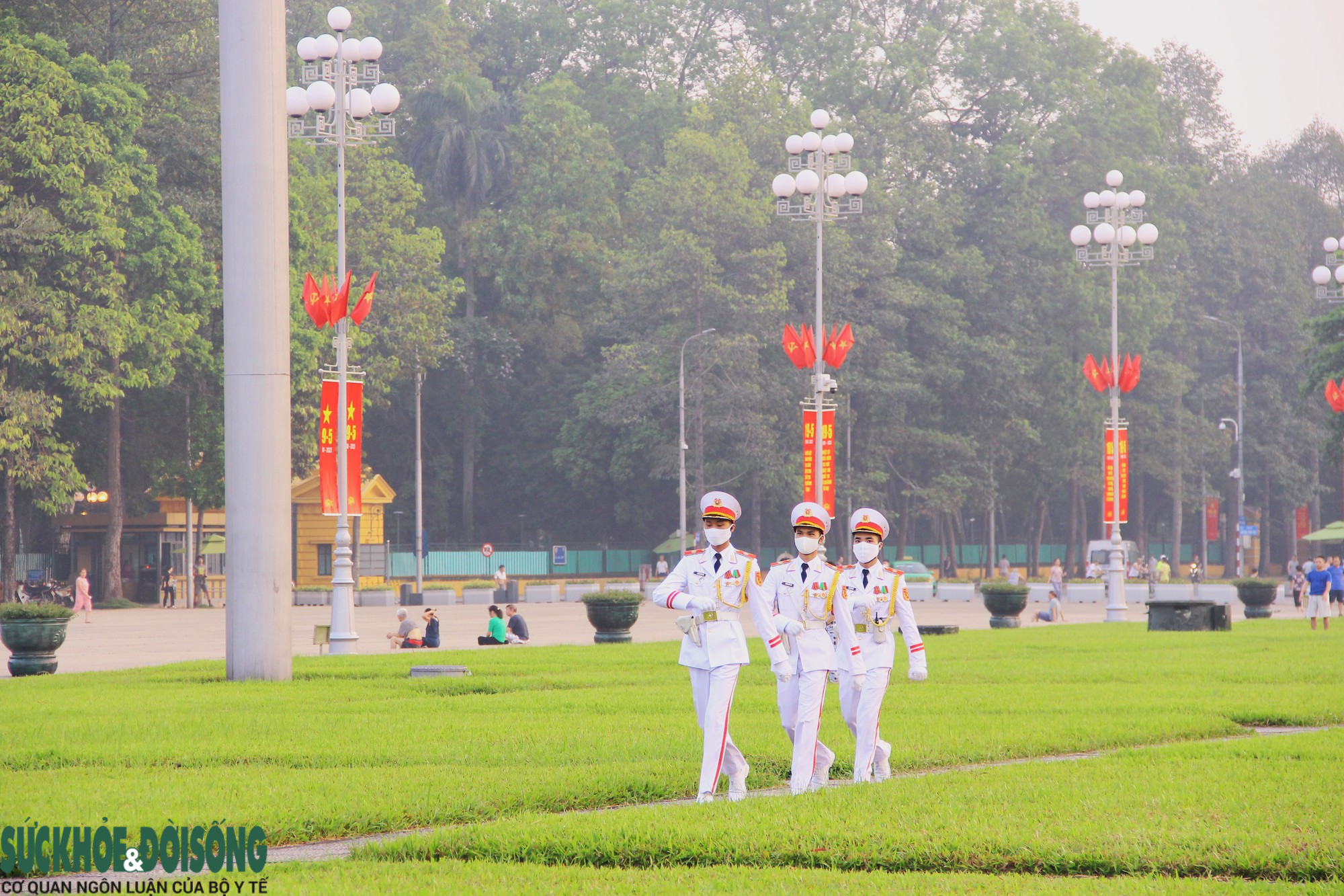 Xúc động lễ thượng cờ trong ngày sinh Chủ tịch Hồ Chí Minh - Ảnh 8.