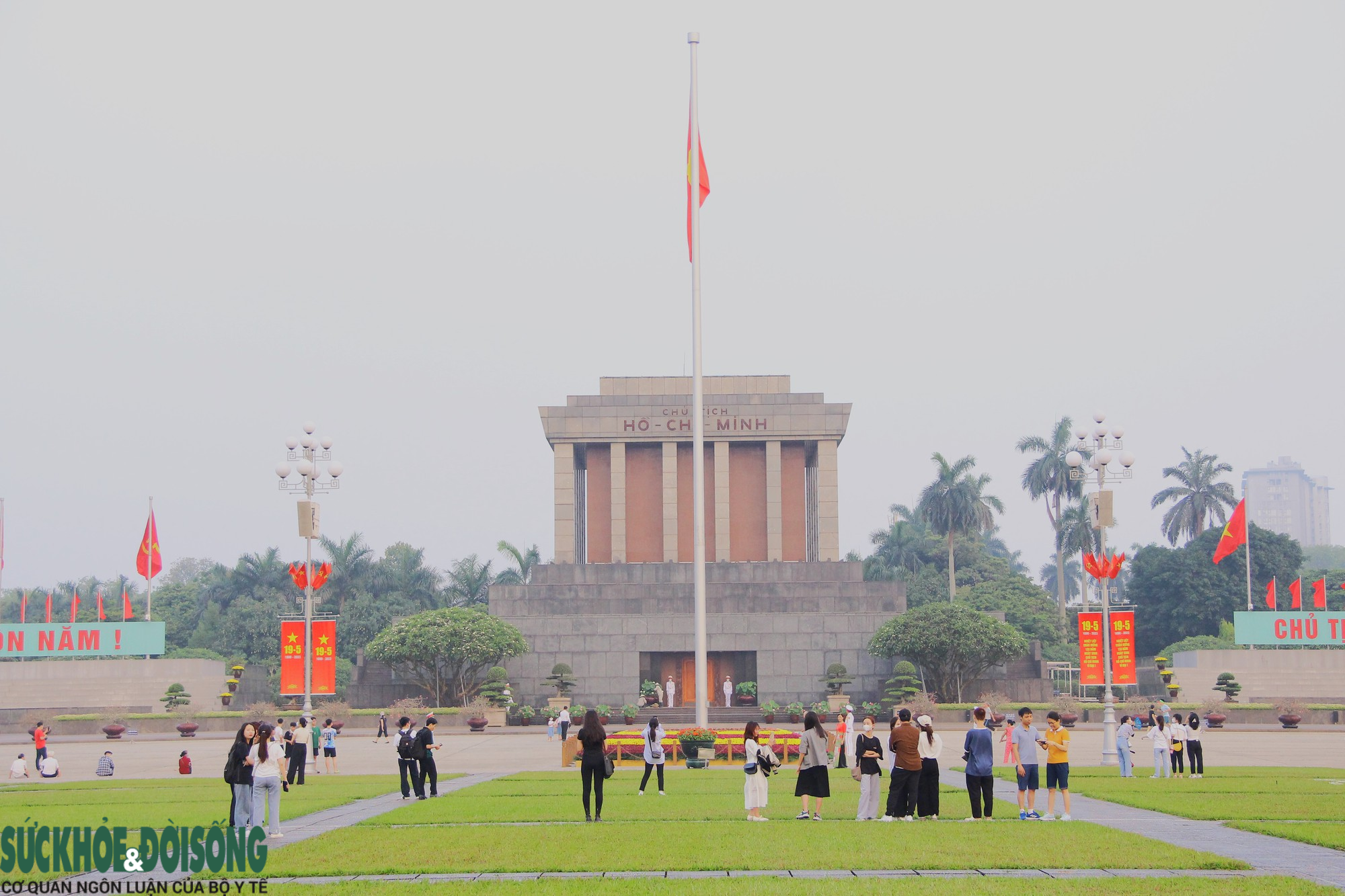 Xúc động lễ thượng cờ trong ngày sinh Chủ tịch Hồ Chí Minh - Ảnh 3.