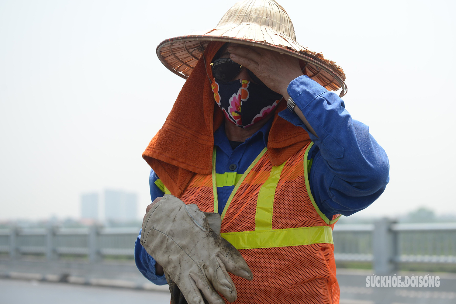 Công nhân hối hả thi công dưới thời tiết oi bức đưa cầu Vĩnh Tuy 2 hoàn thành trong tháng 9/2023  - Ảnh 12.