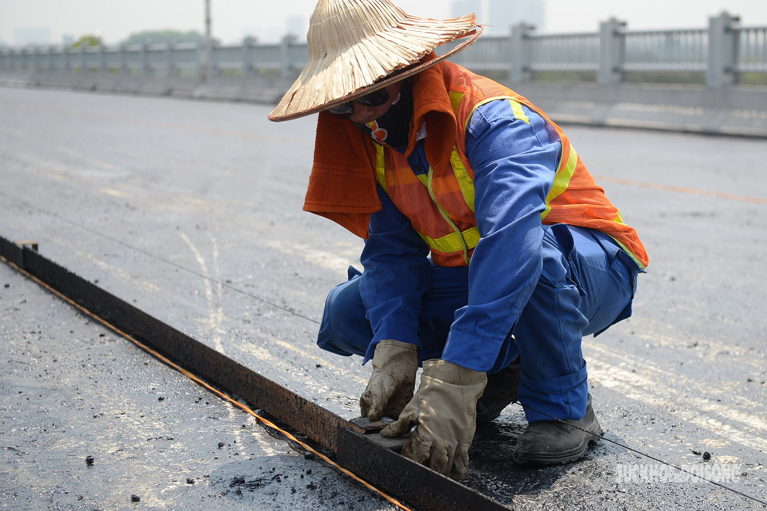 Công nhân hối hả thi công dưới thời tiết oi bức đưa cầu Vĩnh Tuy 2 hoàn thành trong tháng 9/2023  - Ảnh 5.