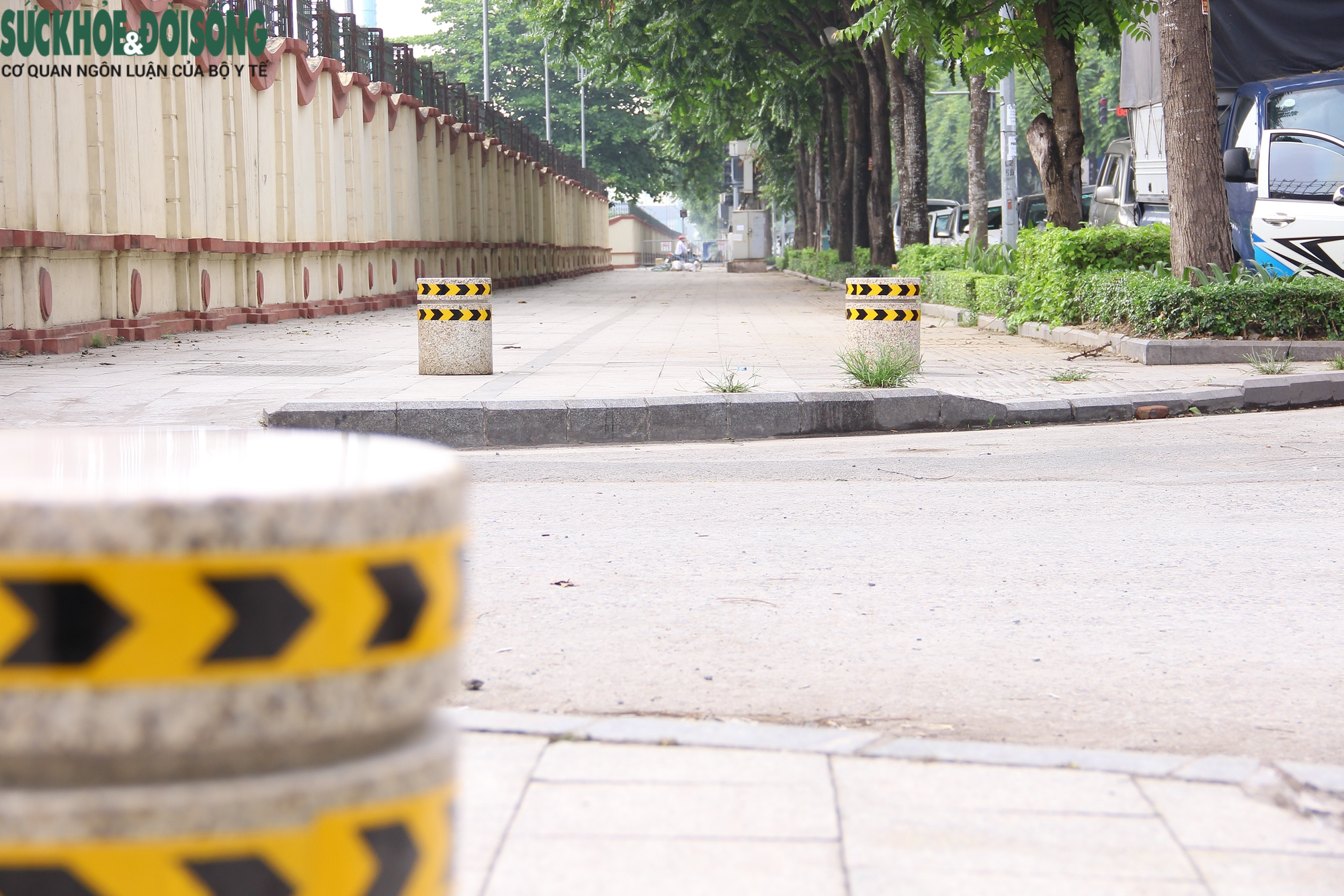 Ngăn chặn ô tô lấn chiếm vỉa hè bằng loạt trụ đá &quot;di động&quot; - Ảnh 2.