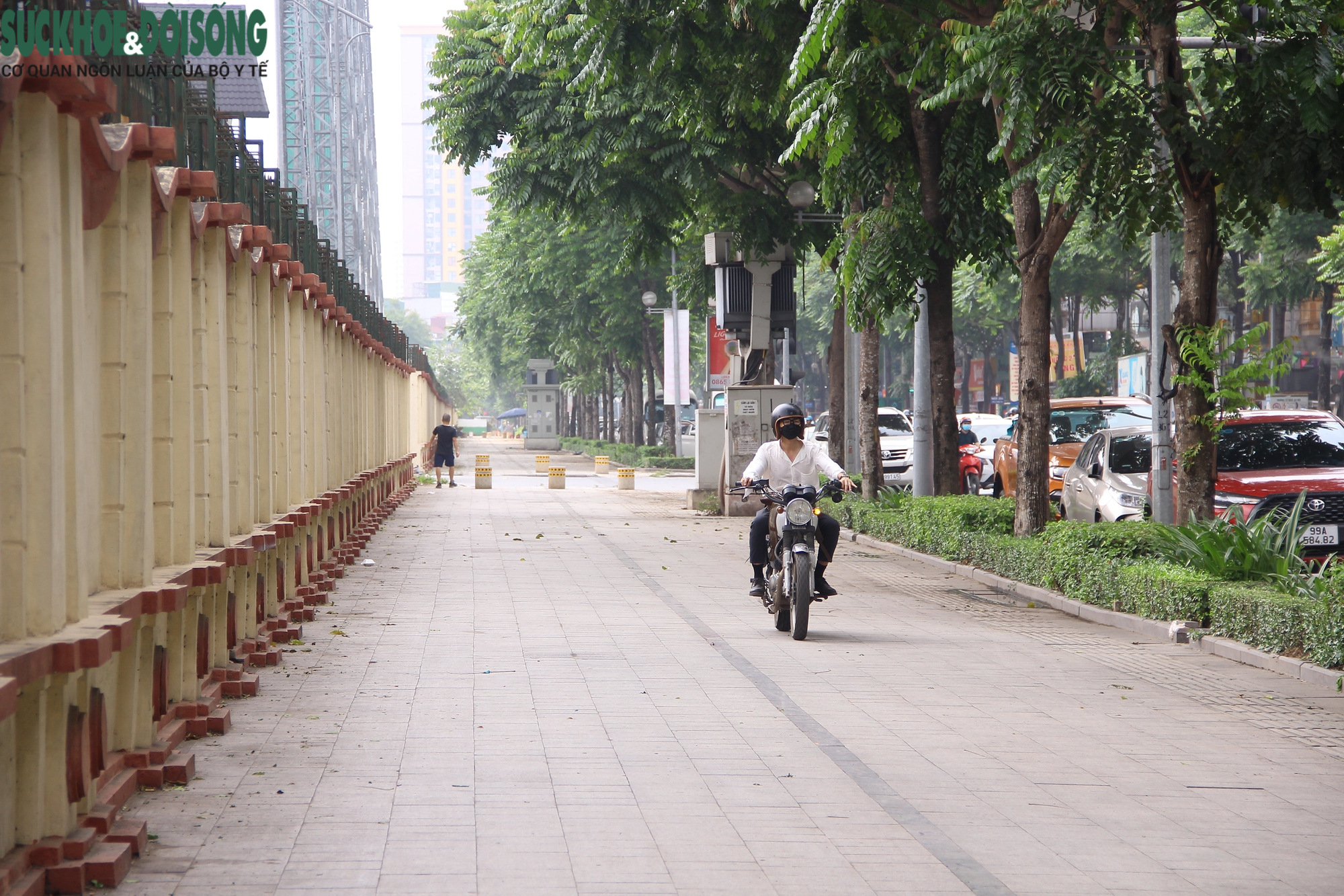 Ngăn chặn ô tô lấn chiếm vỉa hè bằng loạt trụ đá &quot;di động&quot; - Ảnh 8.