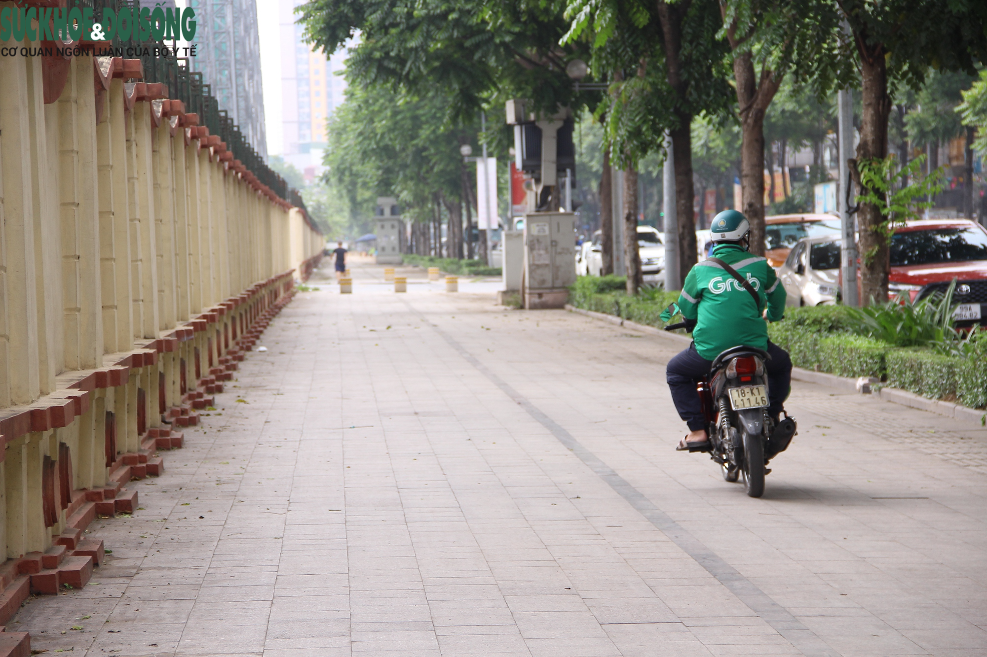 Ngăn chặn ô tô lấn chiếm vỉa hè bằng loạt trụ đá &quot;di động&quot; - Ảnh 9.