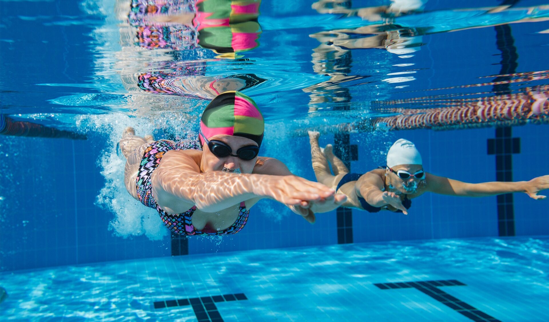 Bơi lội mùa nóng giúp giảm đau ở người bệnh thoát vị đĩa đệm cột sống - Ảnh 2.