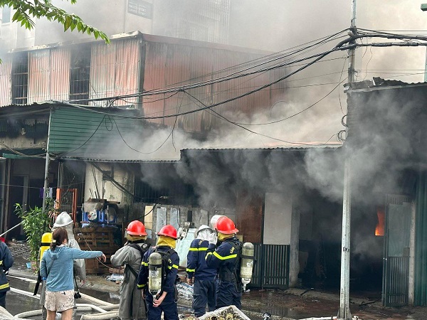 Cháy lớn tại dãy nhà kho chợ đầu mối Đền Lừ - Ảnh 2.