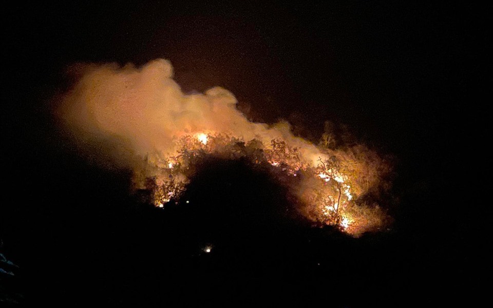 Gần 100 người tham gia khống chế cháy rừng trong đêm