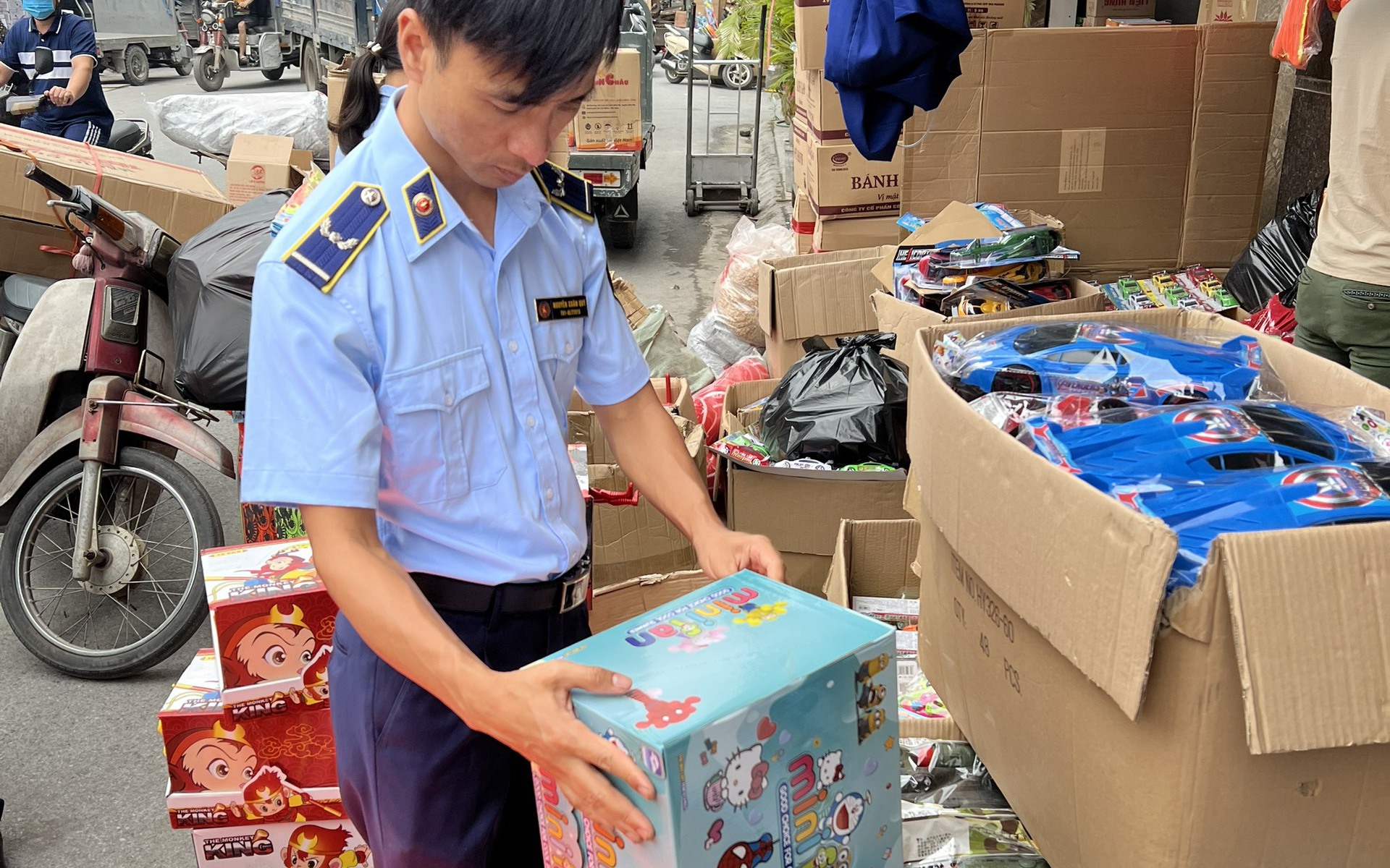 Một tiểu thương ở Hà Nội mua trôi nổi hàng nghìn đồ chơi nhập lậu về bán kiếm lời