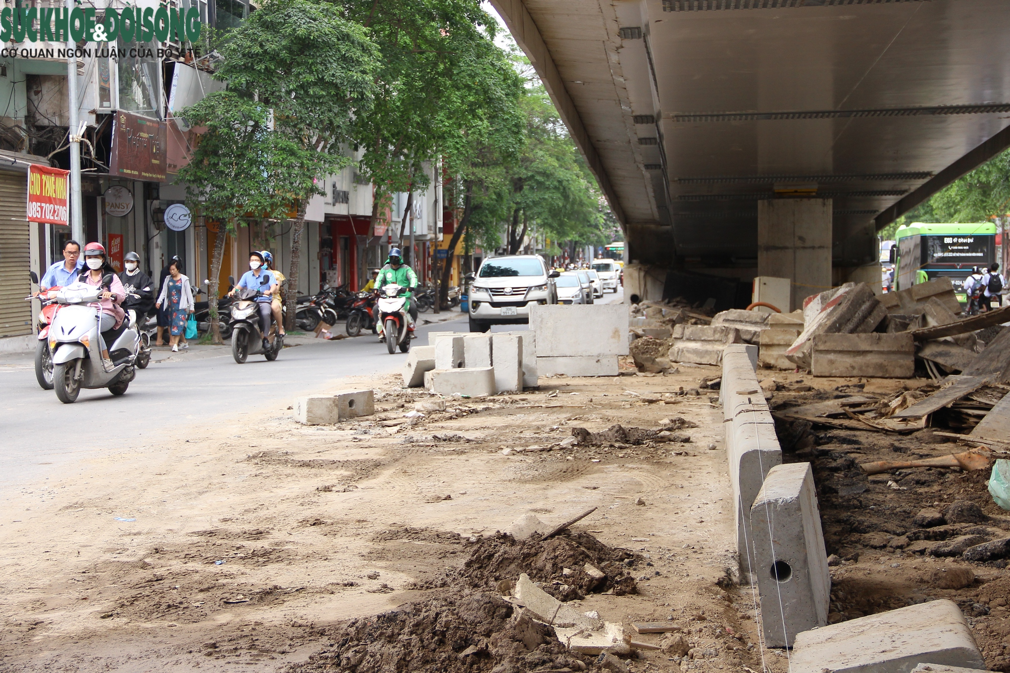 Tháo rào chắn thi công cầu chữ C, người dân &quot;chạy loạn&quot; dưới gầm cầu - Ảnh 9.