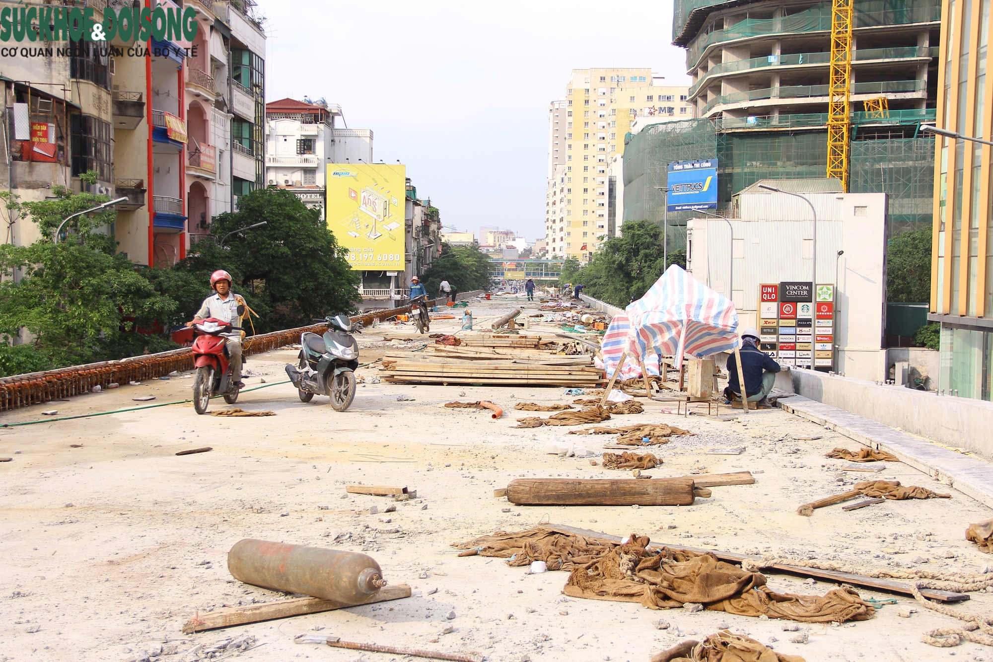 Tháo rào chắn thi công cầu chữ C, người dân &quot;chạy loạn&quot; dưới gầm cầu - Ảnh 19.