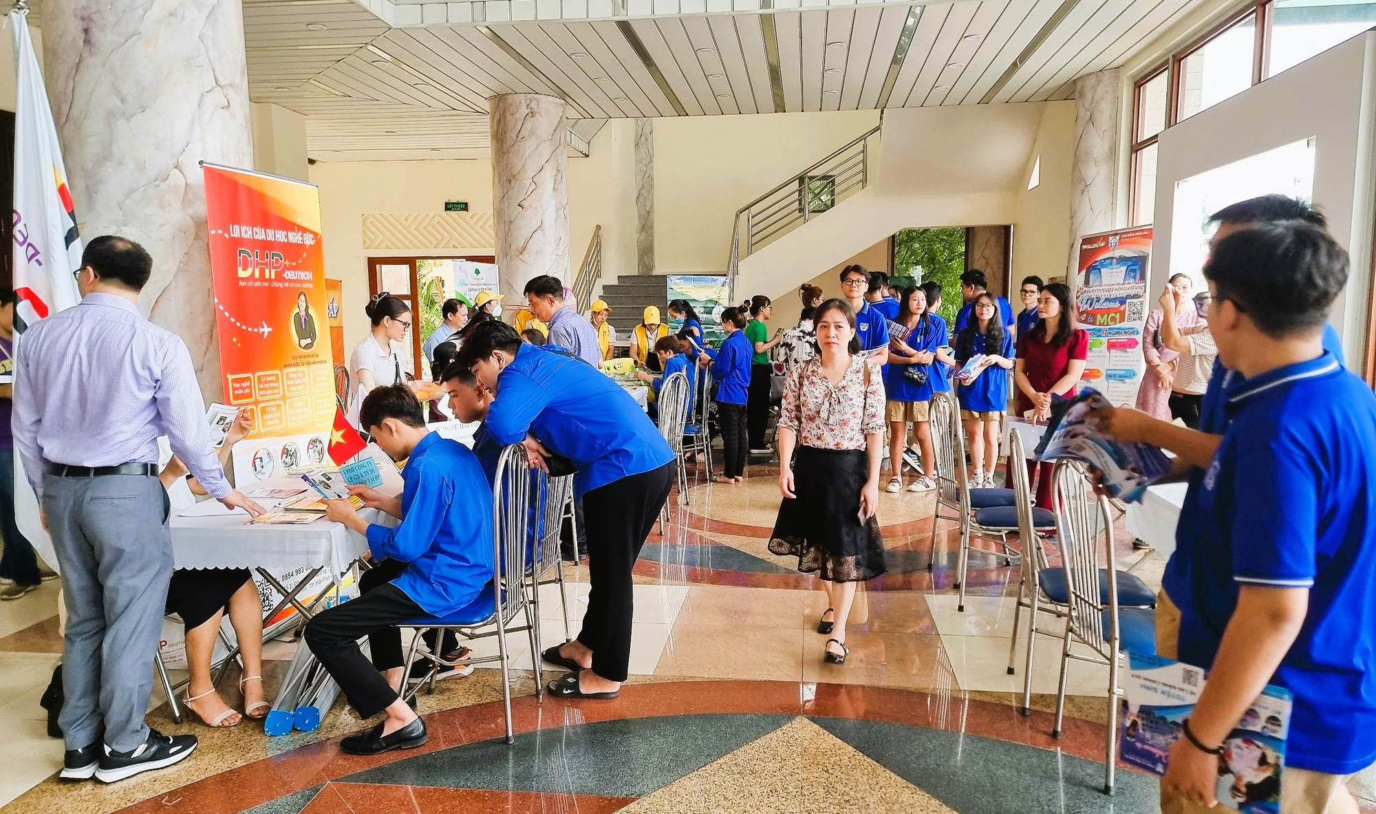 Hàng trăm sinh viên, người lao động, quân nhân xuất ngũ tìm kiếm cơ hội ở Ngày hội việc làm - Ảnh 2.