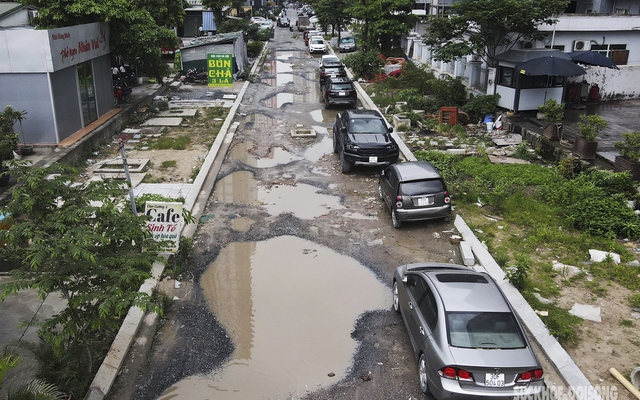 Lãnh đạo TP Hà Nội có biết 2 'con đường đau khổ' trước trụ sở bộ ngành vì chính quyền thờ ơ, nhà thầu vô trách nhiệm?