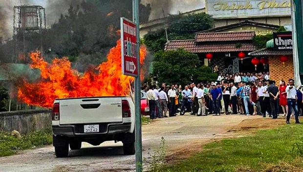 Lâm Đồng: Xe bán tải bốc cháy sau tiếng nổ lớn, lái xe tử vong - Ảnh 1.