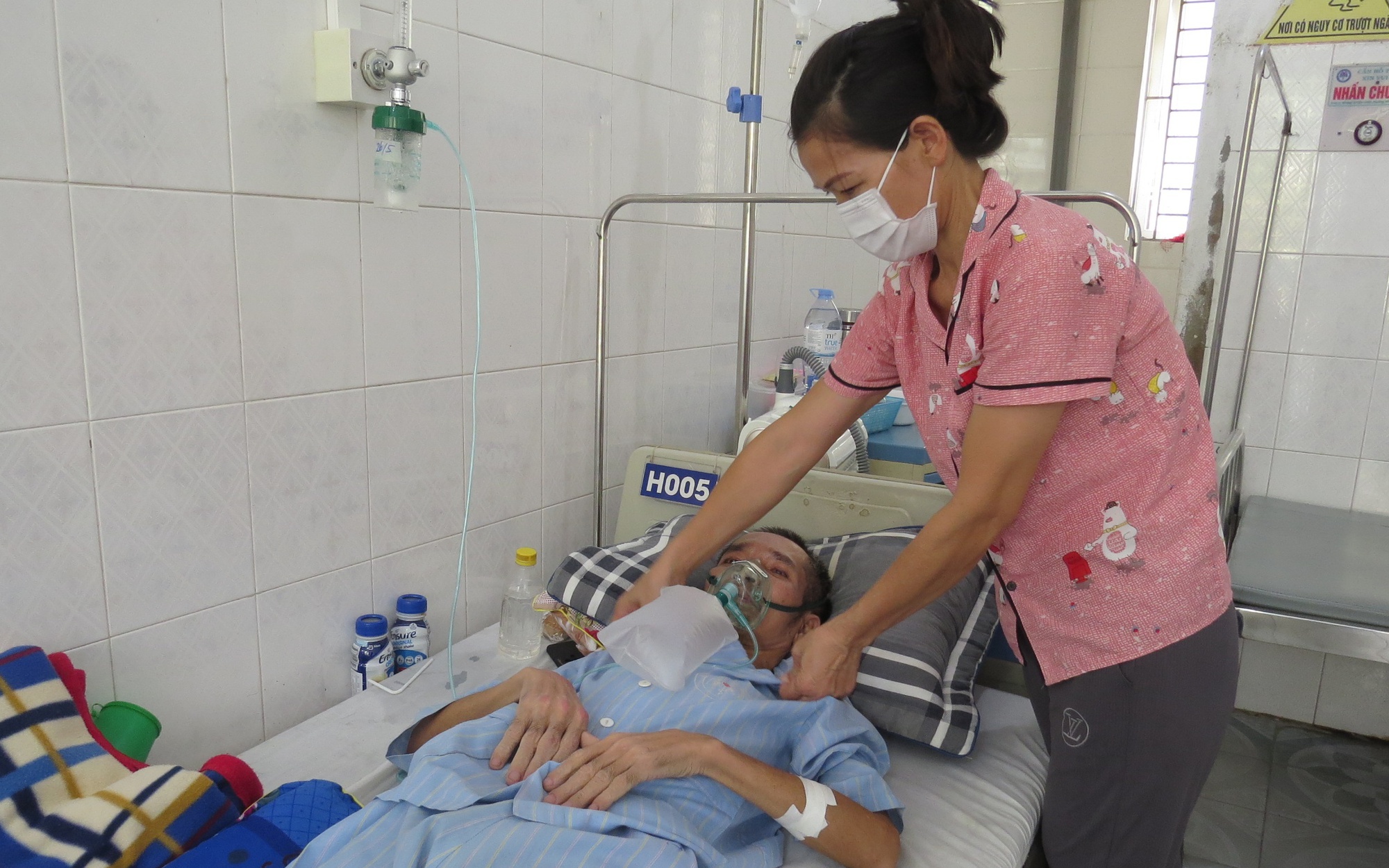 Vụ 8 công nhân mắc bụi phổi: Bật khóc nhìn chồng đau đớn trên giường bệnh