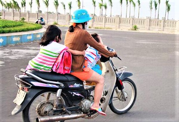 Cha mẹ cần nằm lòng những lưu ý gì khi chở con bằng xe máy? - Ảnh 2.
