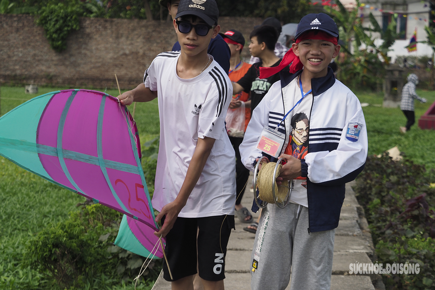 Trẻ em lội ruộng, đội nắng thi thả diều ở ngoại thành Hà Nội - Ảnh 5.