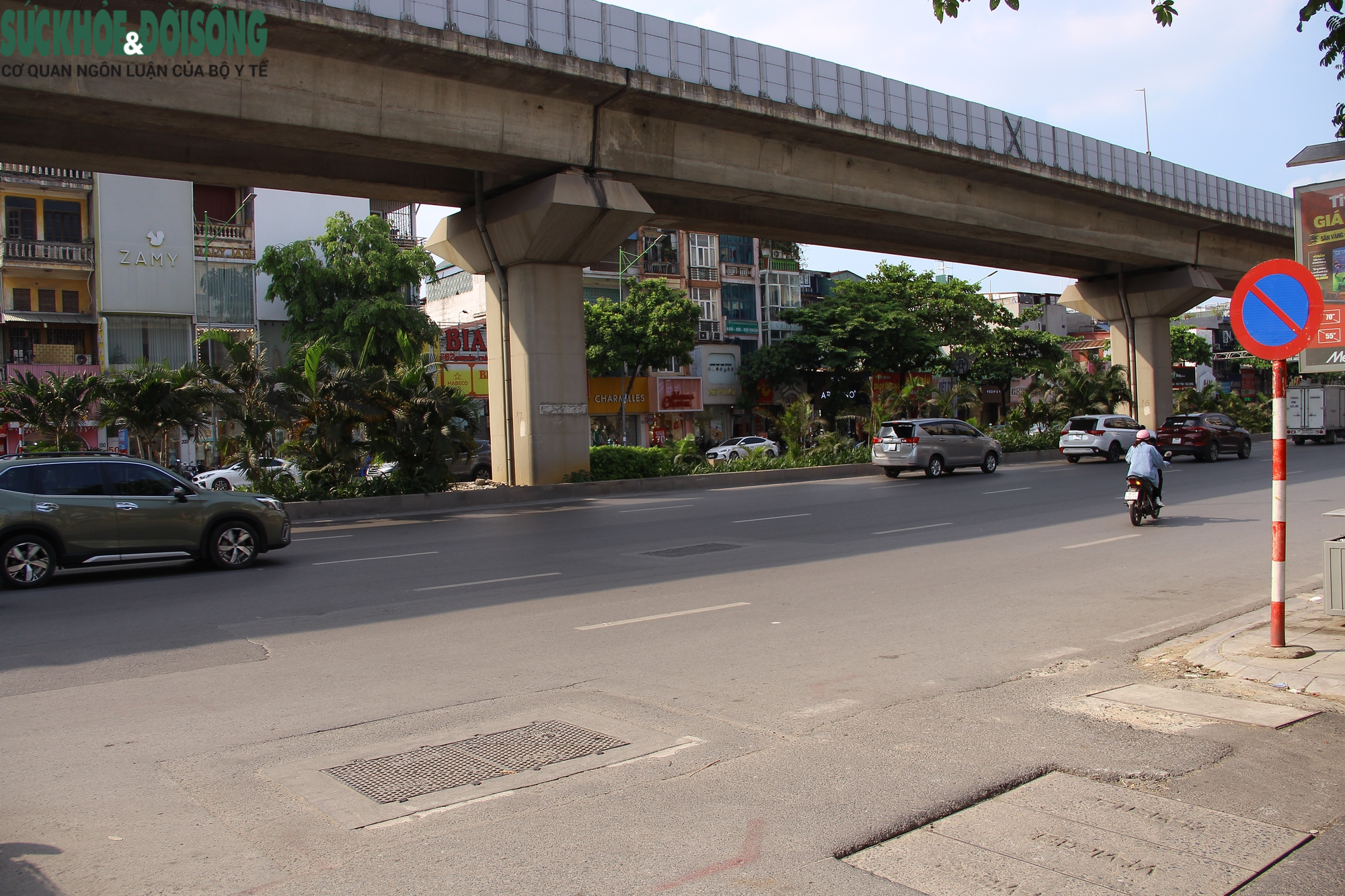 Cận cảnh các vị trí lắp đặt rào chắn thi công trên đường Nguyễn Trãi - Ảnh 4.
