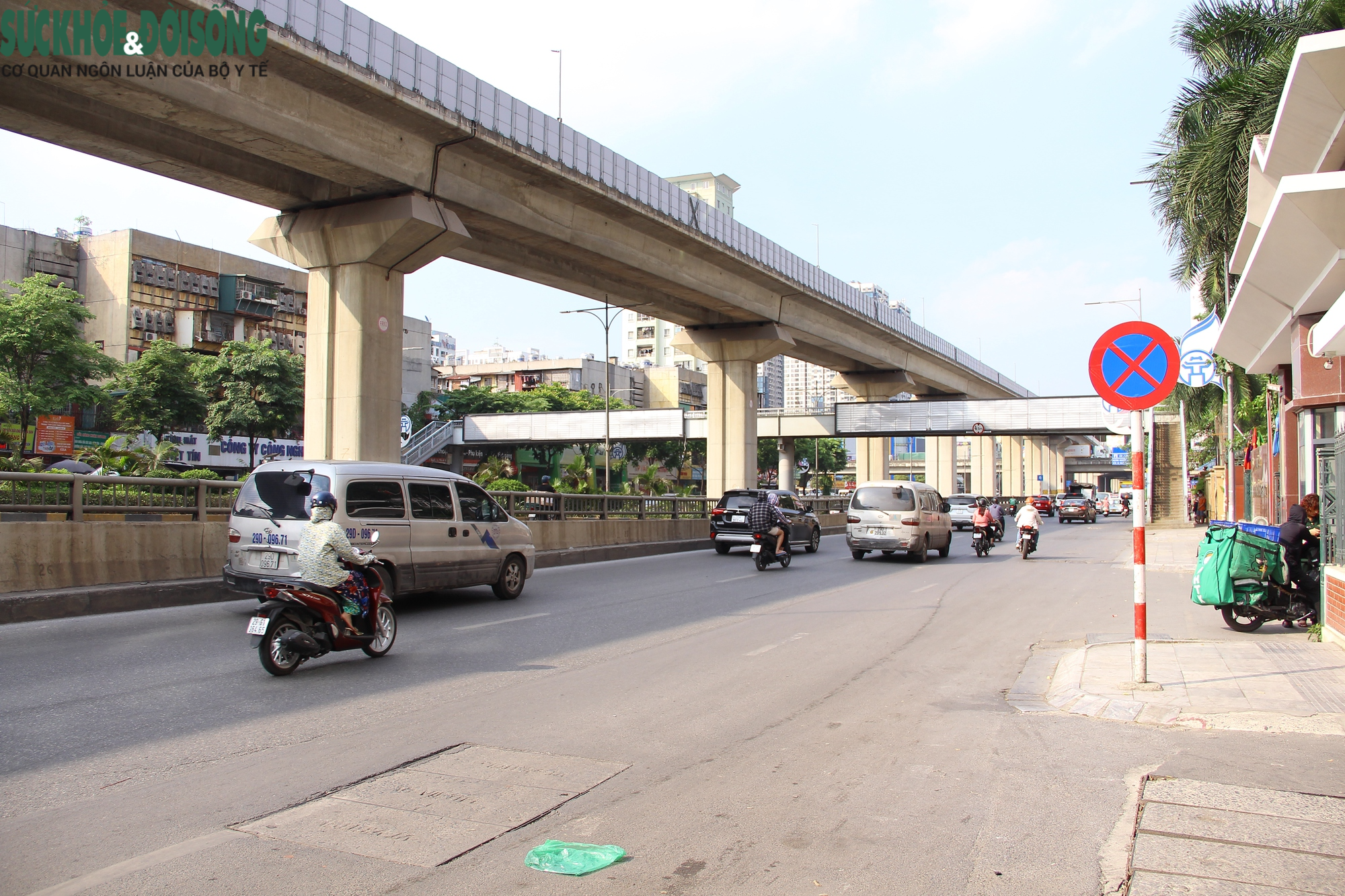Cận cảnh các vị trí lắp đặt rào chắn thi công trên đường Nguyễn Trãi - Ảnh 9.