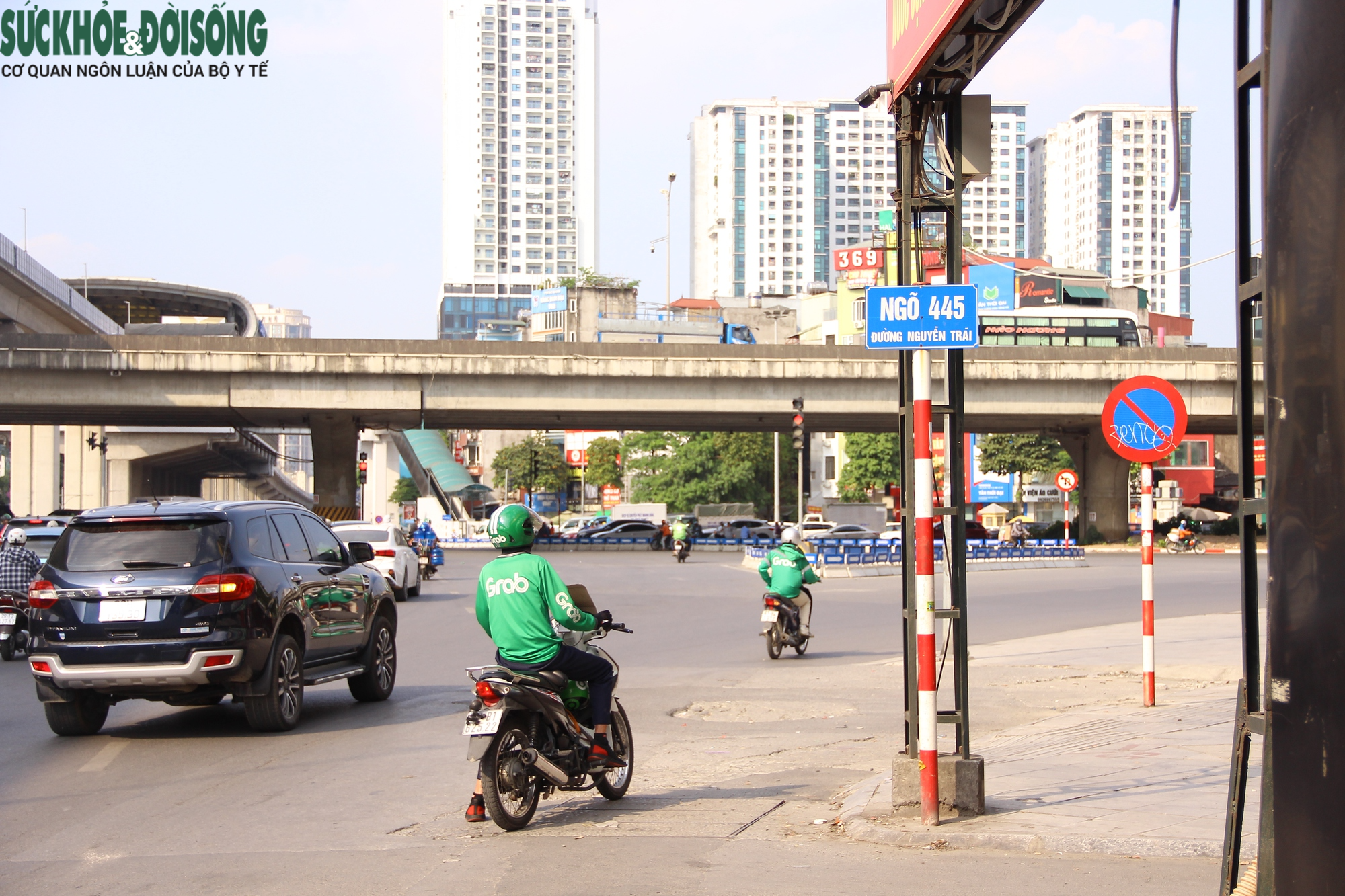 Cận cảnh các vị trí lắp đặt rào chắn thi công trên đường Nguyễn Trãi - Ảnh 12.