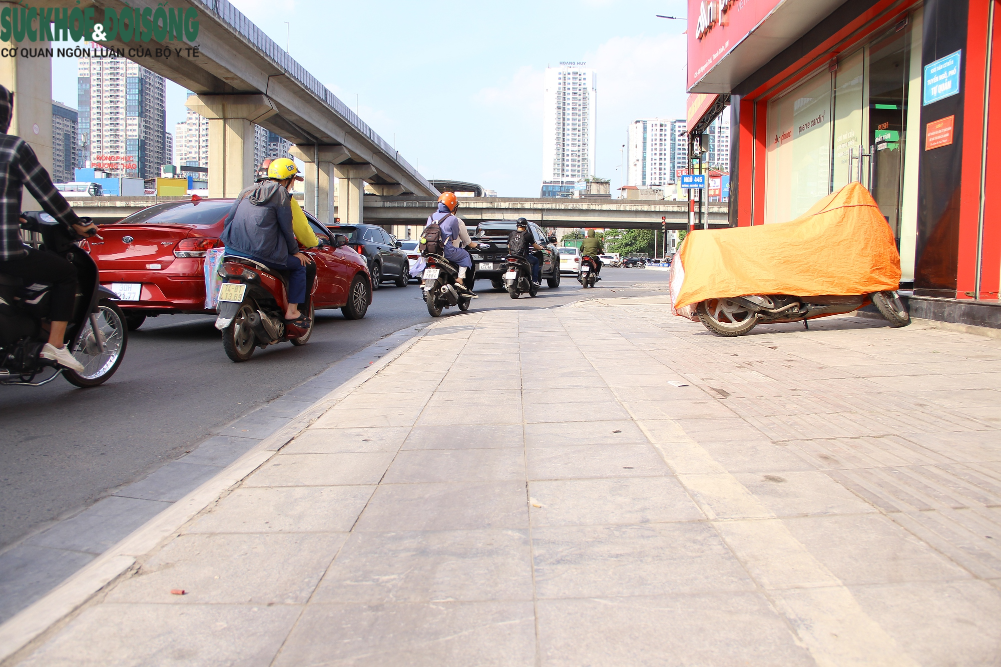 Cận cảnh các vị trí lắp đặt rào chắn thi công trên đường Nguyễn Trãi - Ảnh 13.