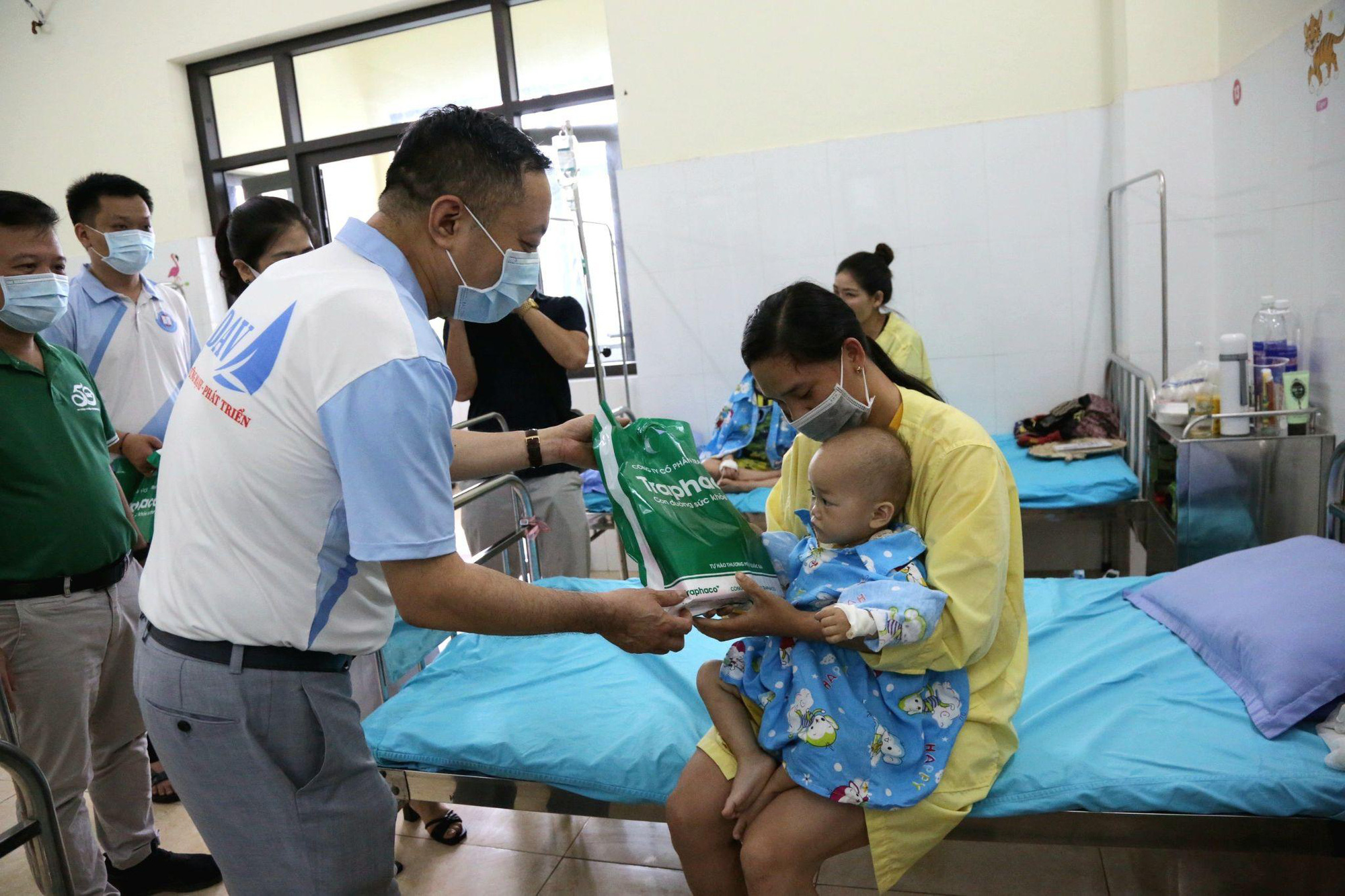 Trao tặng hơn 900 suất quà cho bệnh nhân, gia đình có hoàn cảnh khó khăn, học sinh nghèo vượt khó tại huyện Bình Liêu - Ảnh 5.