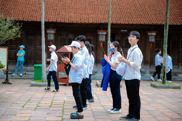 Trước ngày thi, Đền, Chùa lại tấp nập sĩ tử, phụ huynh tới cầu may - Ảnh 6.