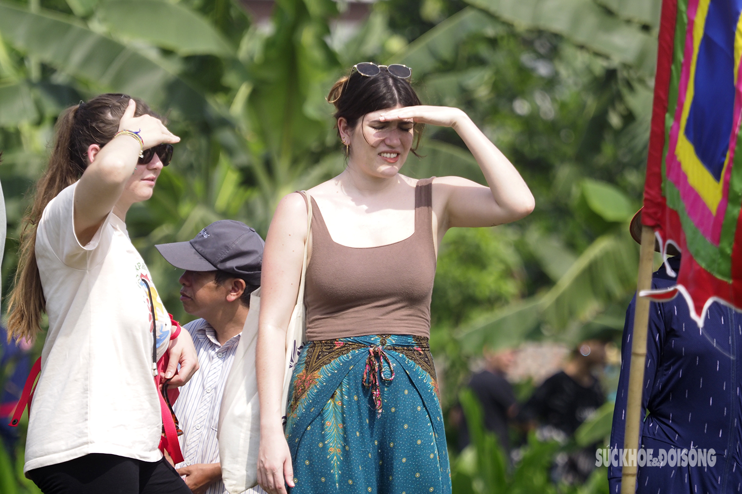Khoảnh khắc du khách nước ngoài xem người dân Hà Nội thả diều dưới cái nắng gay gắt - Ảnh 6.
