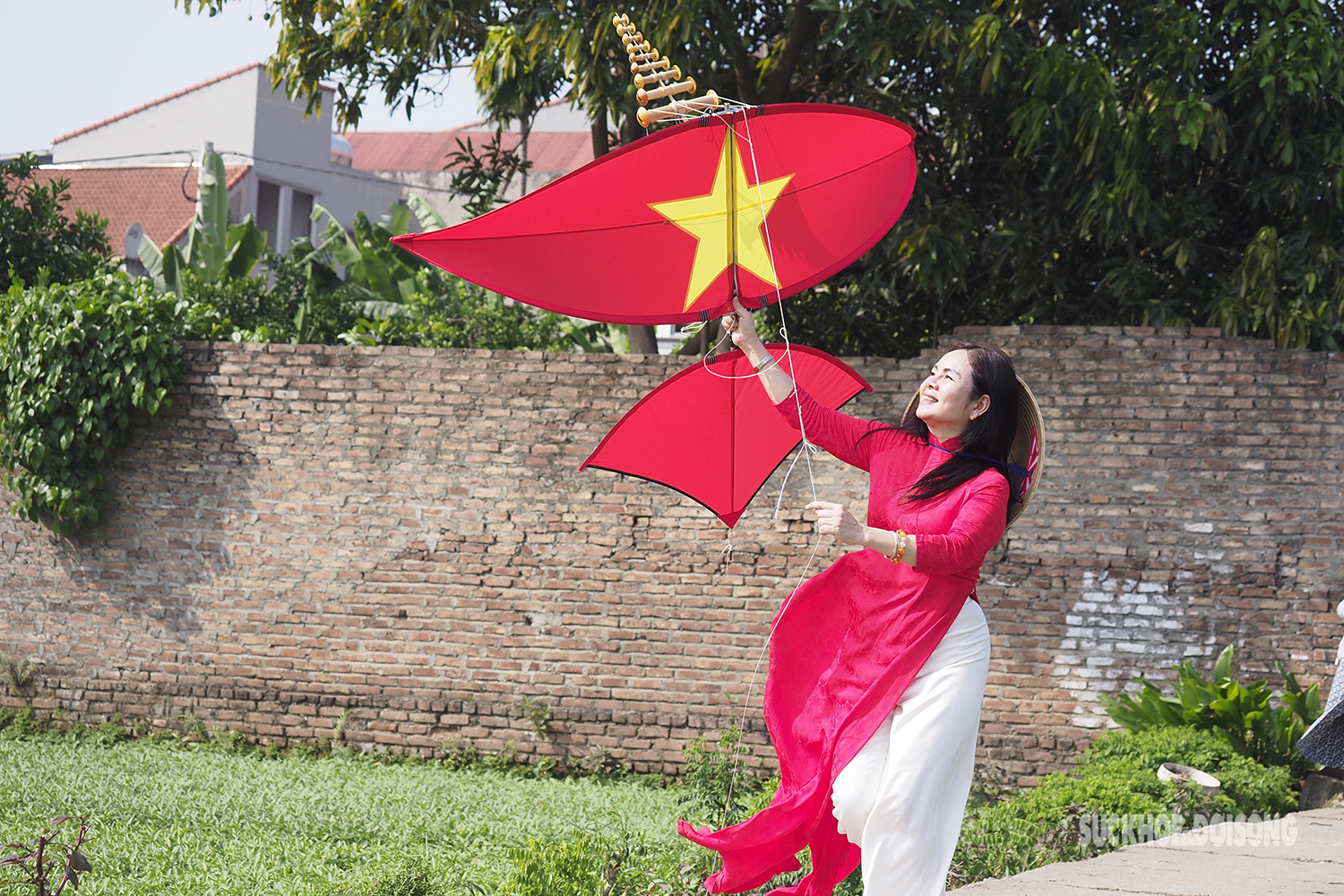 Khách nước ngoài thích thú với cánh diều chao lượn trên đồng quê Việt Nam - Ảnh 1.