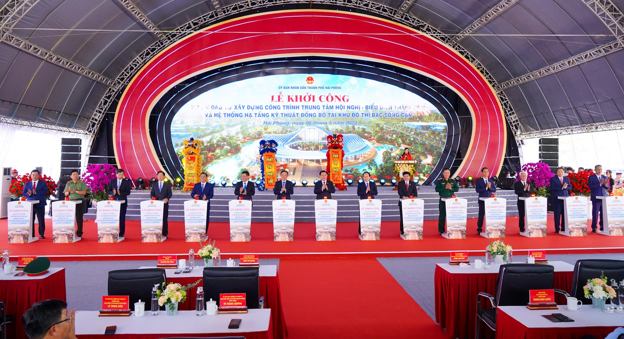 Các đại biểu bấm nút khởi công dự án Trung tâm Hội nghị - Biểu diễn thành phố Hải Phòng.