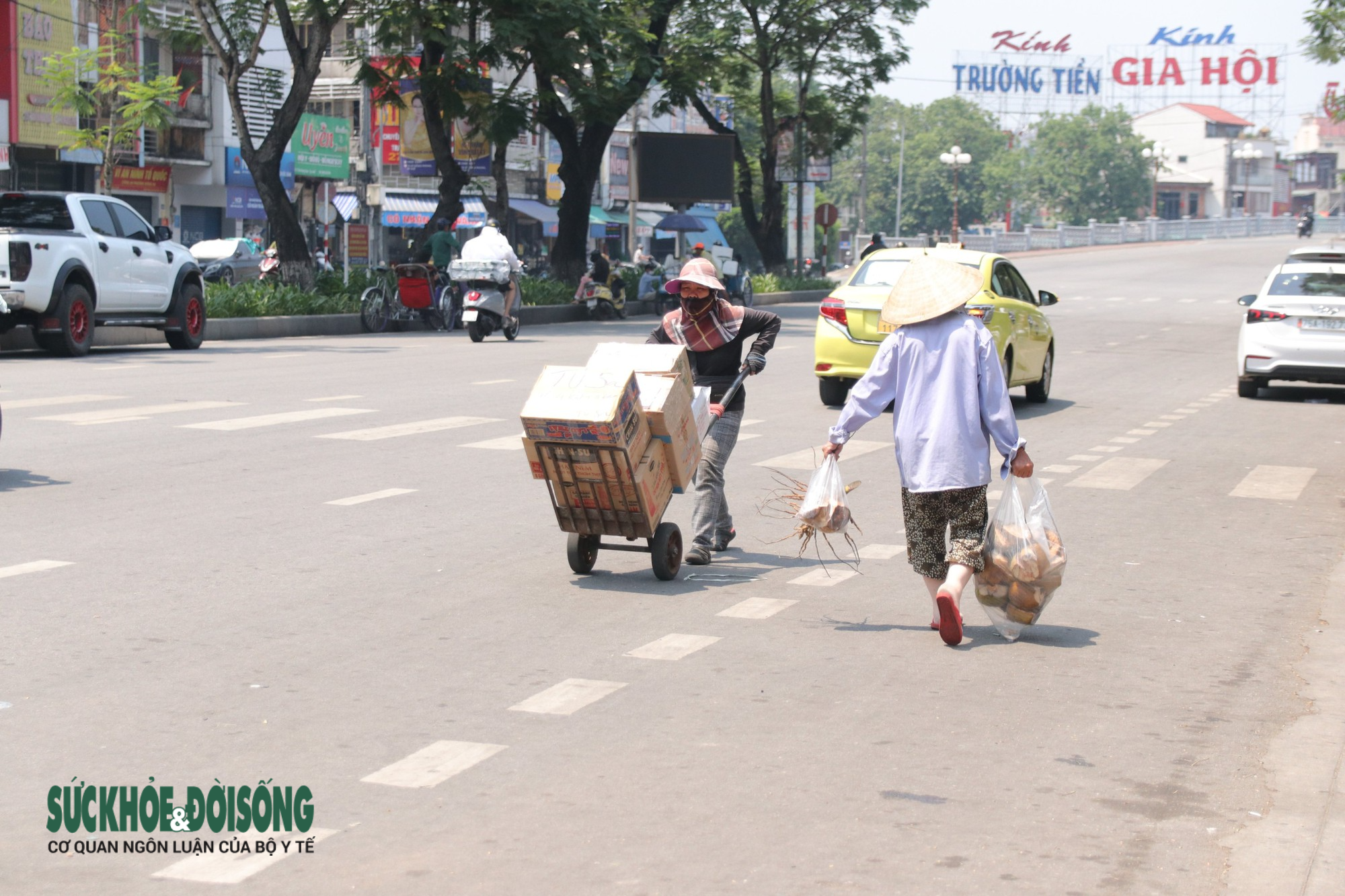 Miền Trung quay cuồng trong nắng nóng gay gắt - Ảnh 16.