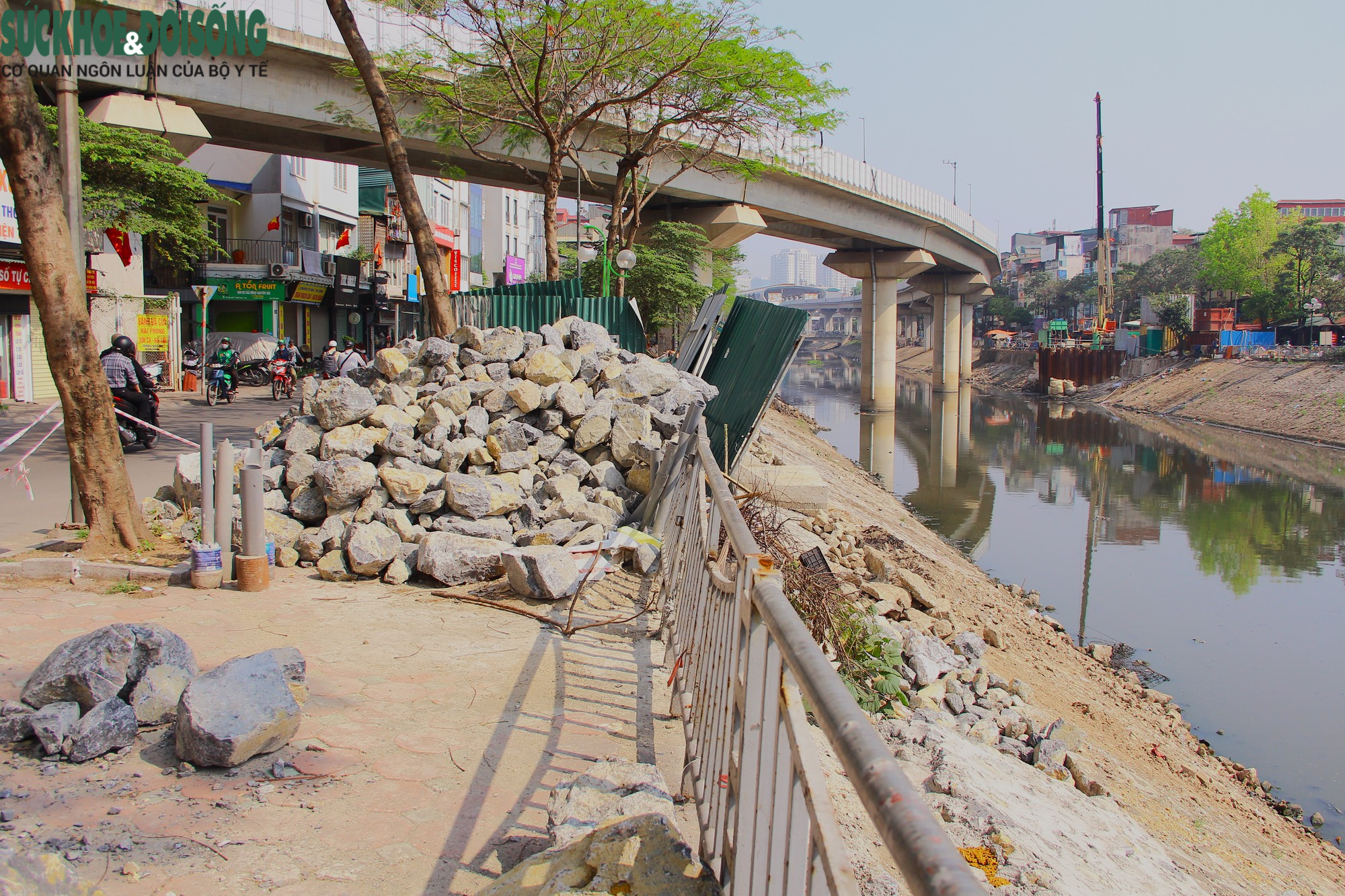 Một đoạn lan can bờ sông Tô Lịch bị gạch đá trong quá trình thi công đè ngã đổ.