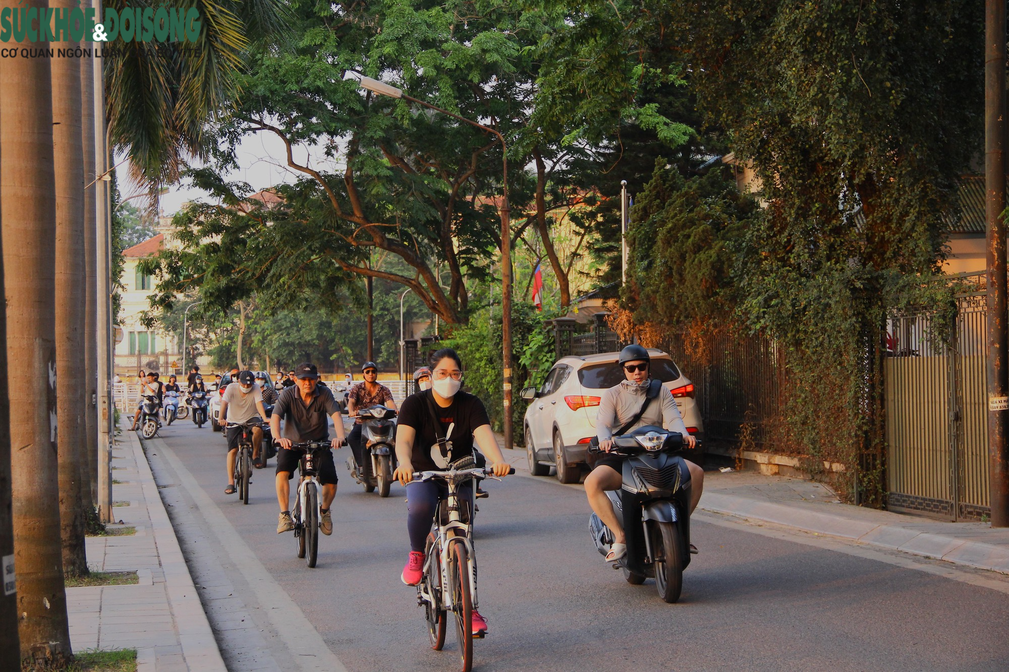 Người Hà Nội đến công viên, hồ nước &quot;chạy trốn&quot; nắng nóng 40 độ - Ảnh 2.