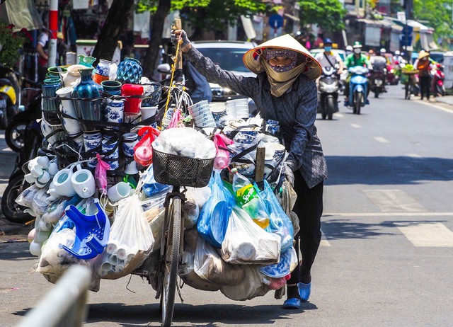 Mặt đường nóng rát hơn 50 độ C, người lao động Hà Nội  “oằn mình&quot; mưu sinh - Ảnh 14.