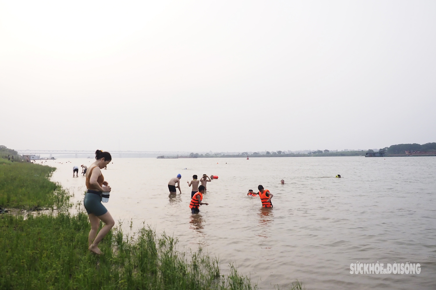 Phớt lờ biển cảnh báo, người lớn, trẻ em vẫn vô tư bơi lội ở sông Hồng - Ảnh 3.