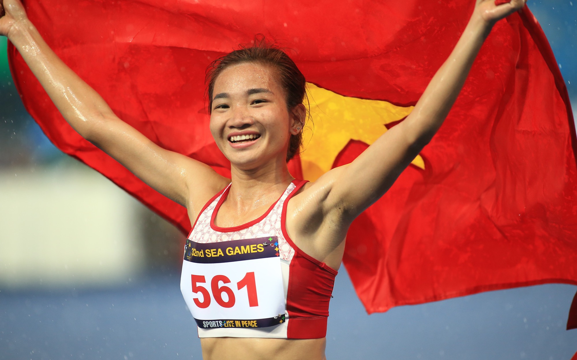Bất chấp lịch thi oái oăm, 'cô gái vàng' Nguyễn Thị Oanh bảo vệ thành công 2 HCV SEA Games trong 20 phút