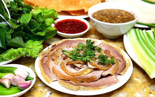 48 người ngộ độc sau ăn bê thui, rau sống và tiết canh cua ở tiệc cưới