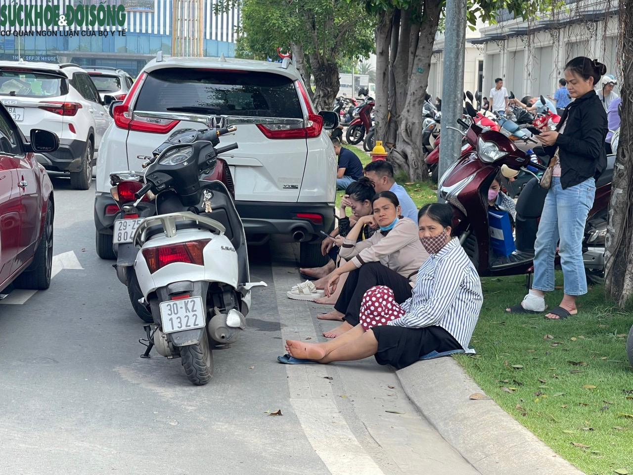 Phụ huynh 'đội nắng' chờ con thi vào lớp 10 Hà Nội: Mất ăn, mất ngủ, thương con vì áp lực - Ảnh 1.