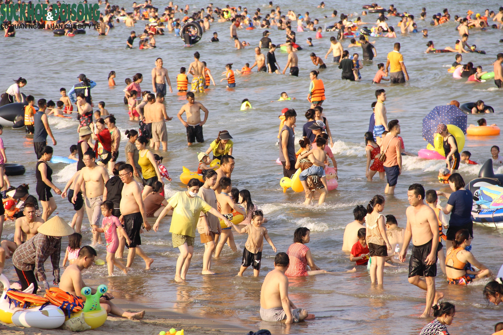 Bãi biển Sầm Sơn chật kín người dịp cuối tuần - Ảnh 4.