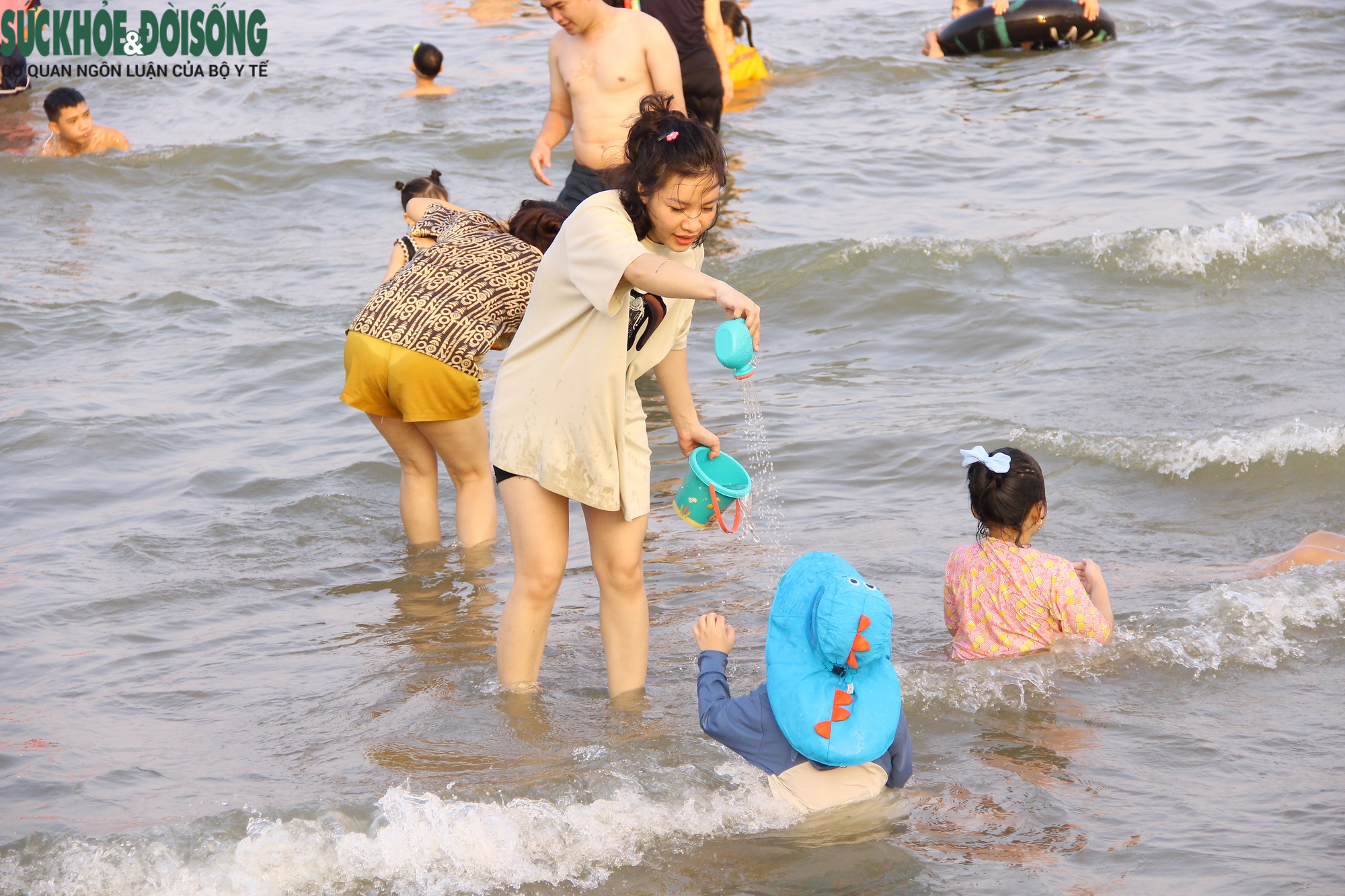 Bãi biển Sầm Sơn chật kín người dịp cuối tuần - Ảnh 8.
