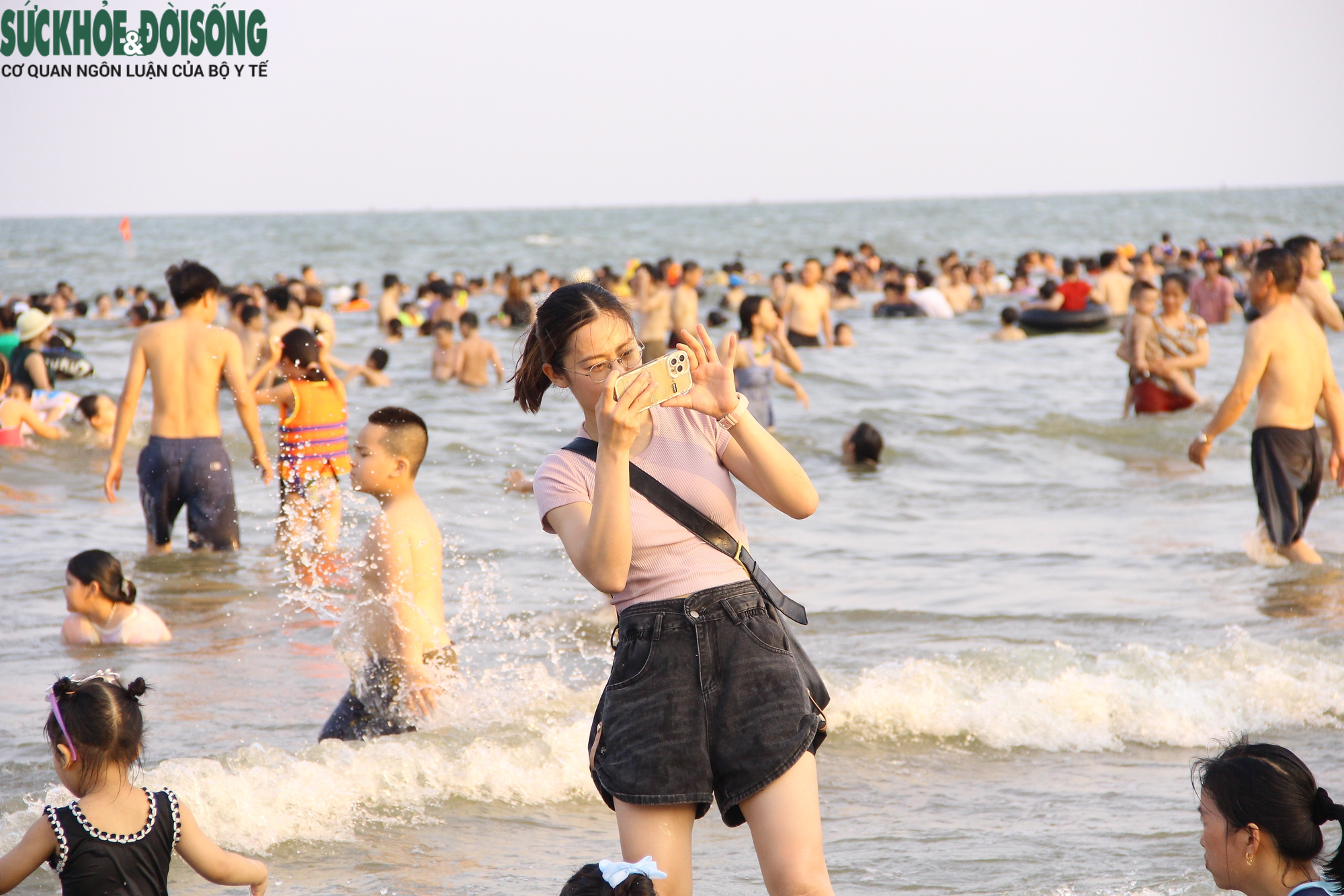 Bãi biển Sầm Sơn chật kín người dịp cuối tuần - Ảnh 9.