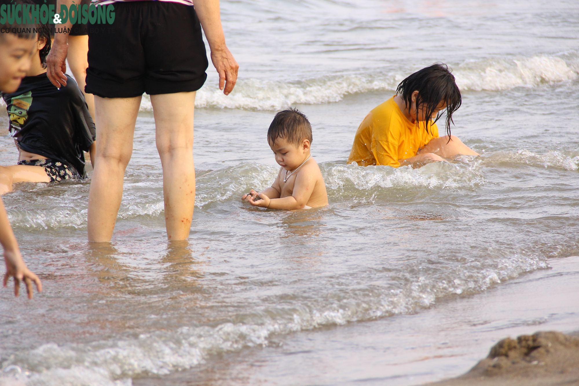 Bãi biển Sầm Sơn chật kín người dịp cuối tuần - Ảnh 10.